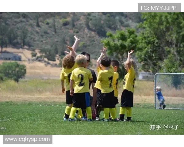 女童学足球的成长之路：打破性别偏见，追逐梦想的勇气与坚持